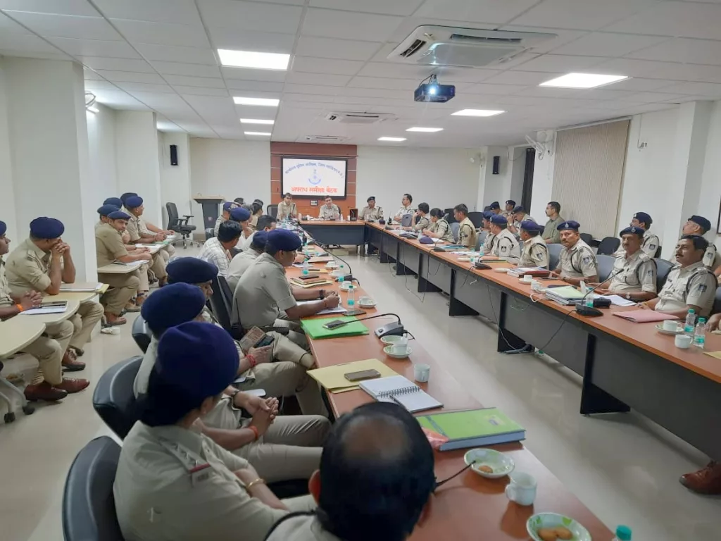 आगामी चुनाव को दृष्टिगत रखते हुए एसपी ग्वालियर ने ली थाना प्रभारियों की बैठक,<br>आगामी विधानसभा चुनाव में किसी भी प्रकार का व्यवधान न आए, इसके लिए आप सभी पहले से ही चुनावी मोड़ में आ जाएं: एसपी ग्वालियर 2 आगामी चुनाव को दृष्टिगत रखते हुए एसपी ग्वालियर ने ली थाना प्रभारियों की बैठक,<br>आगामी विधानसभा चुनाव में किसी भी प्रकार का व्यवधान न आए, इसके लिए आप सभी पहले से ही चुनावी मोड़ में आ जाएं: एसपी ग्वालियर | New India Times