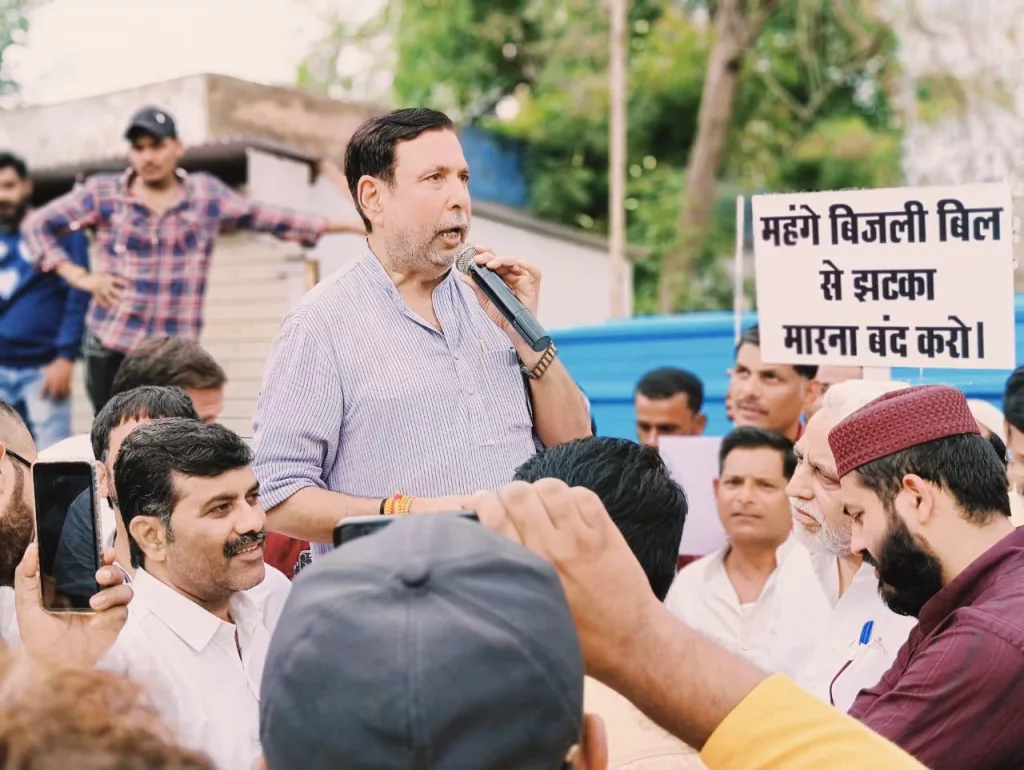 भोपाल में बिजली की समस्याओं को लेकर डॉ महेंद्र सिंह चौहान के नेतृत्व में कांग्रेसियों ने सौंपा ज्ञापन 2 भोपाल में बिजली की समस्याओं को लेकर डॉ महेंद्र सिंह चौहान के नेतृत्व में कांग्रेसियों ने सौंपा ज्ञापन | New India Times