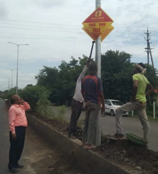 चौराहों, खम्भों, डिवाइडर पर लगे पोस्टर बैनर को हटाने के साथ मेगा मार्ट पर की गई चालानी कार्यवाही 2 चौराहों, खम्भों, डिवाइडर पर लगे पोस्टर बैनर को हटाने के साथ मेगा मार्ट पर की गई चालानी कार्यवाही | New India Times