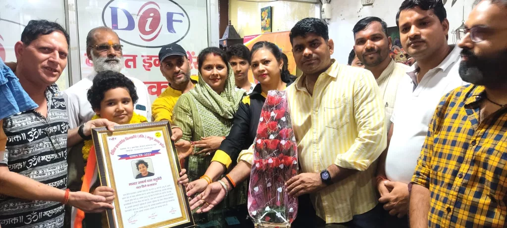 मथुरा में रोड़ शो में जगह-जगह हुआ बाल सिने कलाकार आकर्ष दत्त चतुर्वेदी का सम्मान 2 मथुरा में रोड़ शो में जगह-जगह हुआ बाल सिने कलाकार आकर्ष दत्त चतुर्वेदी का सम्मान | New India Times