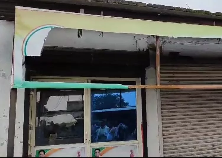 कांग्रेस कार्यालय में रात में असामाजिक तत्वों ने की तोड़-फोड़, ब्लॉक कांग्रेस अध्यक्ष अनिरुद्ध सिंह ने कराई एफआईआर दर्ज | New India Times