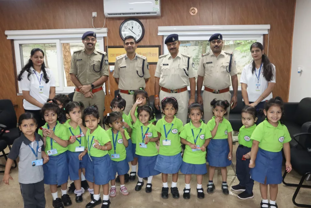 एसपी ऑफिस ग्वालियर पहुंची नन्ही स्कूली छात्राएं, पुलिस अधिकारियों को बांधी राखी, एसपी ग्वालियर ने दिया सुरक्षा का वचन | New India Times