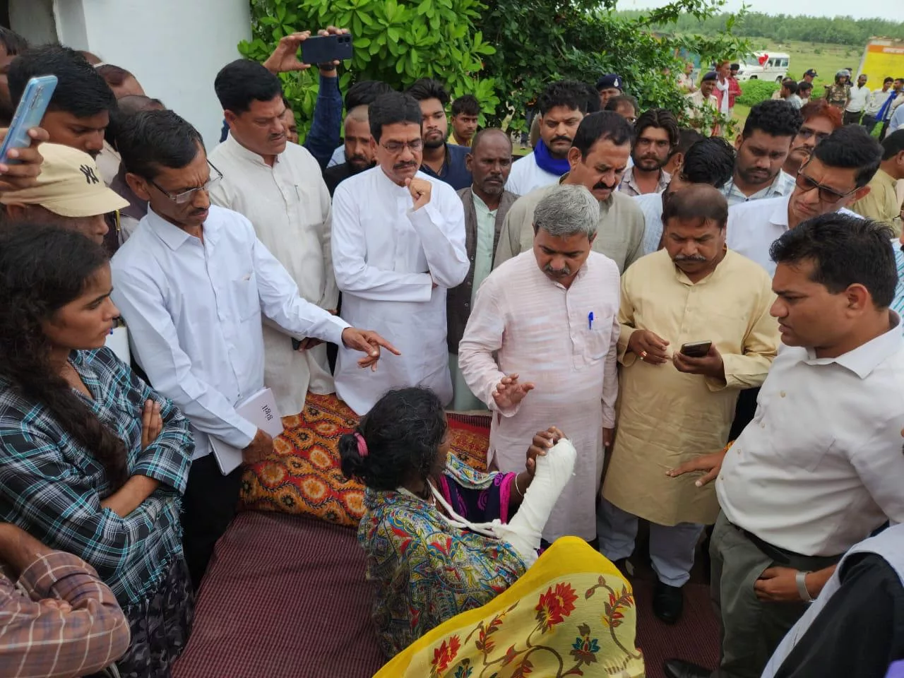 दलित युवक नितिन अहिरवार की पीट-पीट कर हत्या के मामले में कांग्रेस का जांच दल पहुंचा घटना स्थल पर, पीड़ित परिवार को एक करोड़ रुपये सहायता राशि और एक सदस्य को सरकारी नौकरी देने के साथ दोषियों के खिलाफ़ की गई कड़ी कार्रवाई की मांग | New India Times