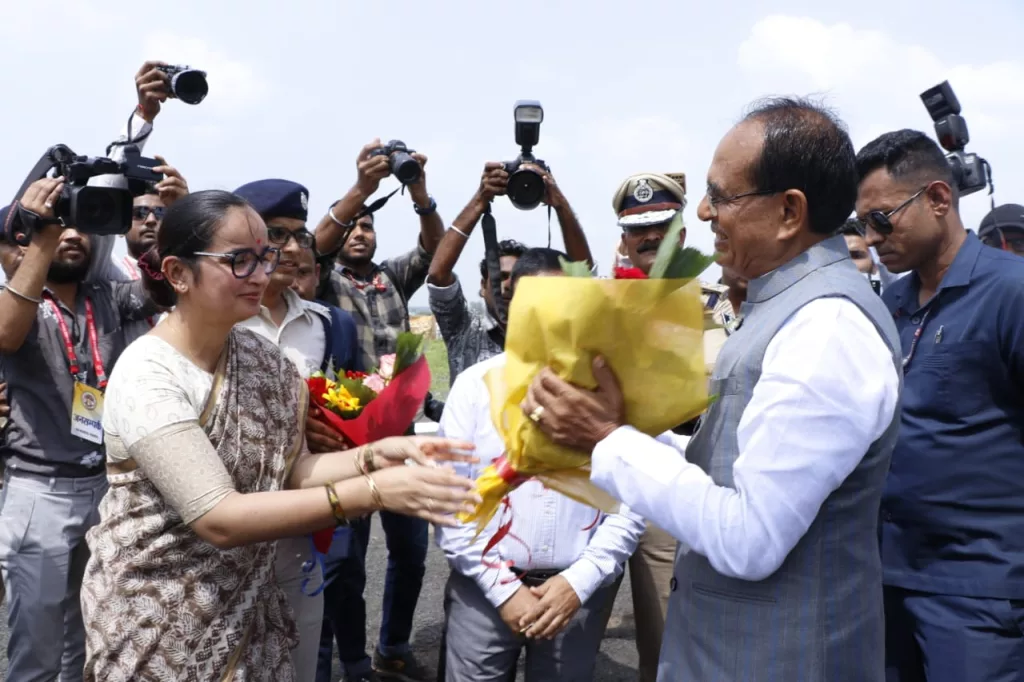 मुख्यमंत्री शिवराज सिंह चौहान के झाबुआ हेलीपेड आगमन पर प्रशासनिक अधिकारियों द्वारा किया गया स्वागत | New India Times