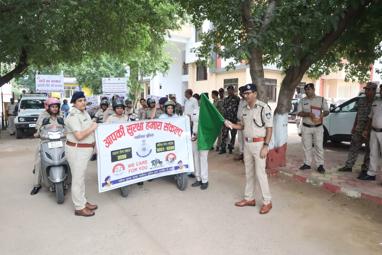 महिला पुलिस अधिकारी व कर्मचारियों ने दो पहिया वाहन रैली निकालकर महिला सुरक्षा के संबंध में लोगों को किया जागरूक | New India Times