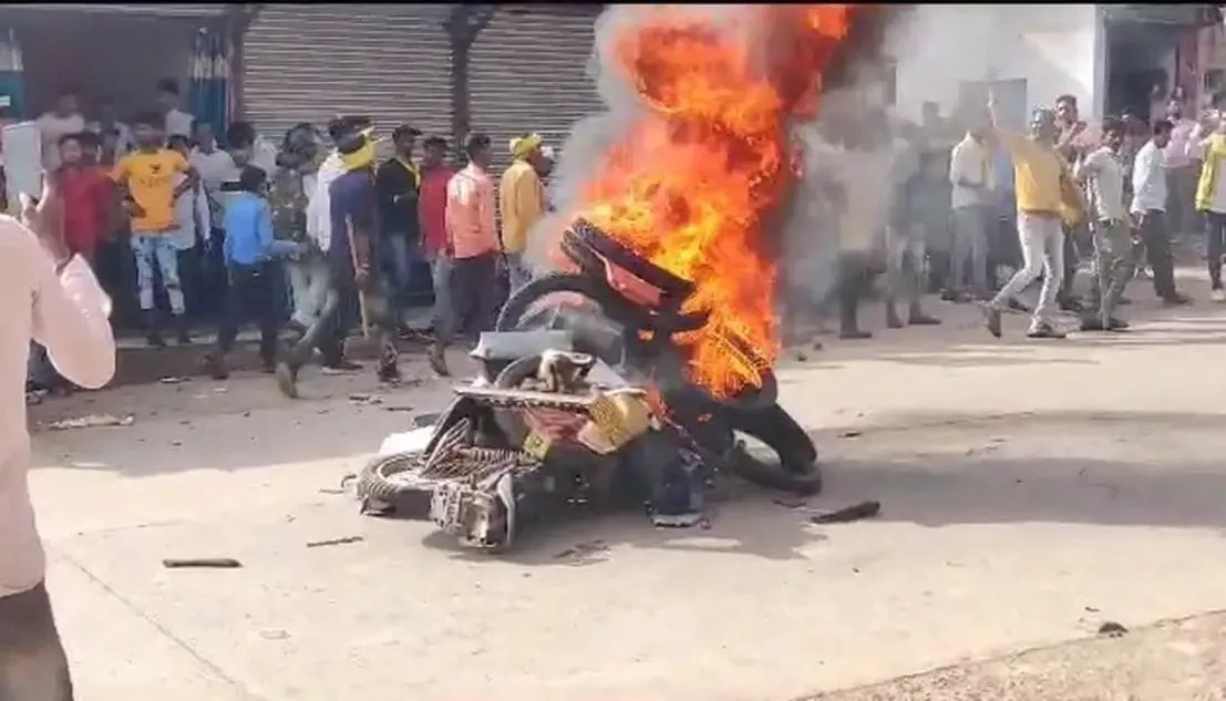 छिंदवाड़ा में आदिवासी युवक से मारपीट के बाद आदिवासी यूवाओ ने चांद में चक्का जामकर जम कर काटा बवाल | New India Times