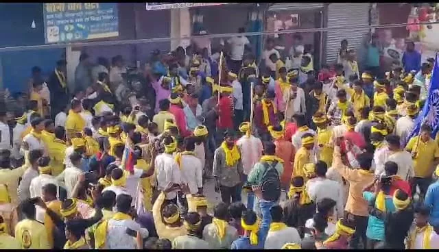 छिंदवाड़ा में आदिवासी युवक से मारपीट के बाद आदिवासी यूवाओ ने चांद में चक्का जामकर जम कर काटा बवाल | New India Times