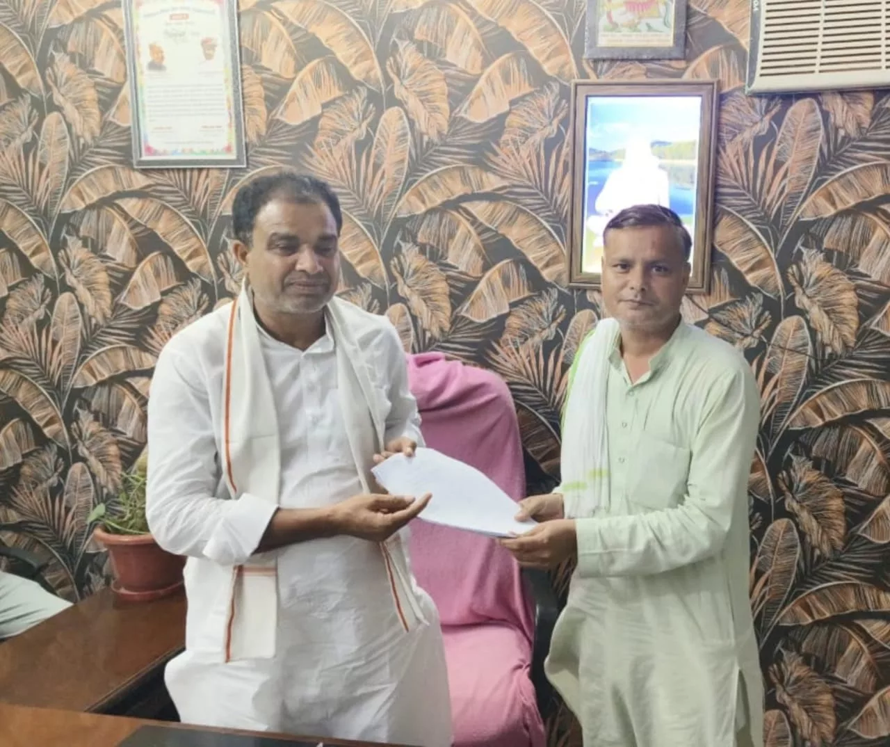 वर्तमान विधायक गिर्राज सिंह मलिंगा ने टिकट के लिए बाड़ी ब्लॉक कांग्रेस अध्यक्ष निजामुद्दीन खान को दिया अपना आवेदन पत्र | New India Times