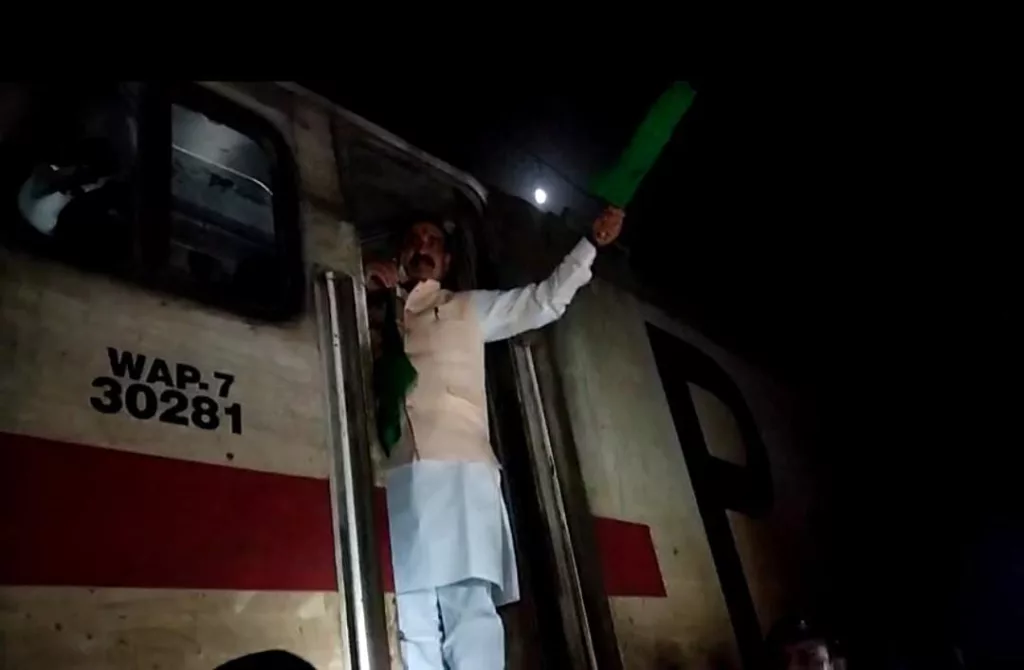 बसई स्टेशन पर दादर अमृतसर एक्सप्रेस का स्टॉपेज आज से शुरू | New India Times