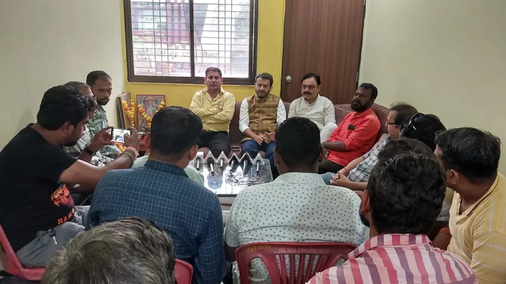 प्रवासी विधायकों द्वारा 7 दिनों तक दो विधानसभाओं का दौरा करने के बाद की प्रेस वार्ता, जनता के मन में निर्दलीय विधायक को चुनने की चुभन | New India Times