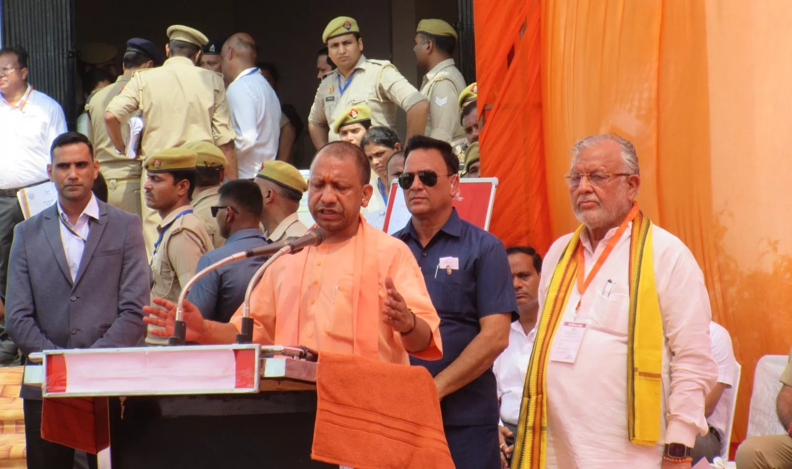 मुख्यमंत्री योगी आदित्यनाथ ने बाढ़ प्रभावित क्षेत्रों का किया हवाई सर्वे, बांटी राहत सामग्री | New India Times