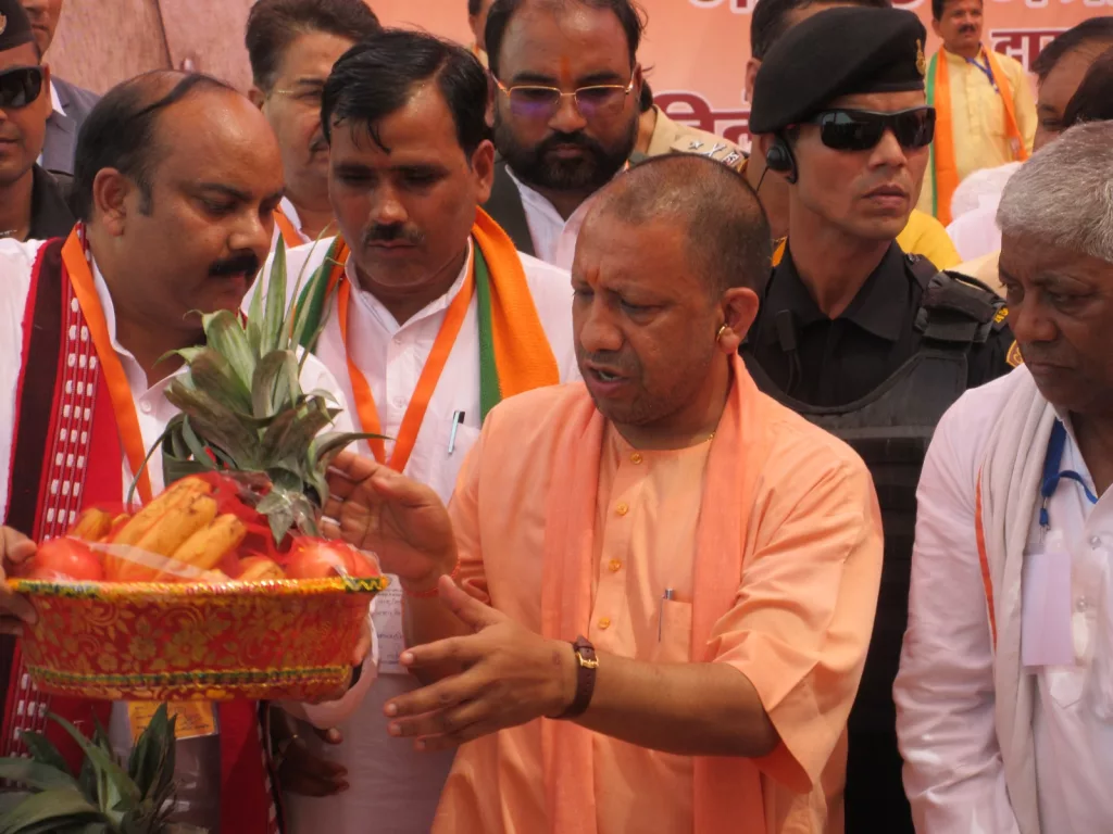 मुख्यमंत्री योगी आदित्यनाथ ने बाढ़ प्रभावित क्षेत्रों का किया हवाई सर्वे, बांटी राहत सामग्री 2 मुख्यमंत्री योगी आदित्यनाथ ने बाढ़ प्रभावित क्षेत्रों का किया हवाई सर्वे, बांटी राहत सामग्री | New India Times