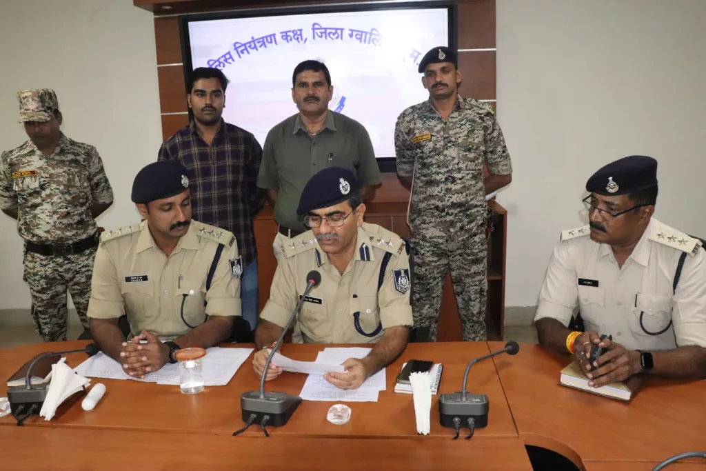 ग्वालियर पुलिस ने रक्षाबंधन के पावन पर्व पर आवेदकों को दिया उपहार, लौटाये उनके गुम मोबाइल, आवेदकों के चहरों पर लौटी मुस्कान | New India Times