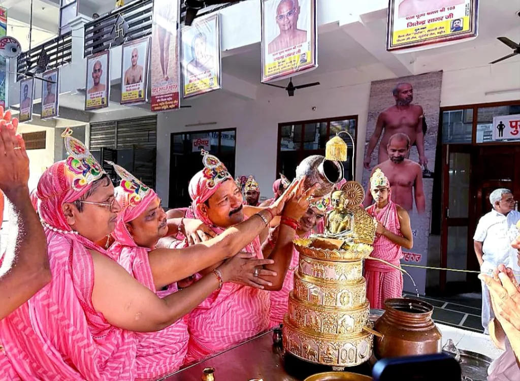 स्यादवाद युवा क्लब ने बड़ौत में किया श्री जी का अभिषेक | New India Times