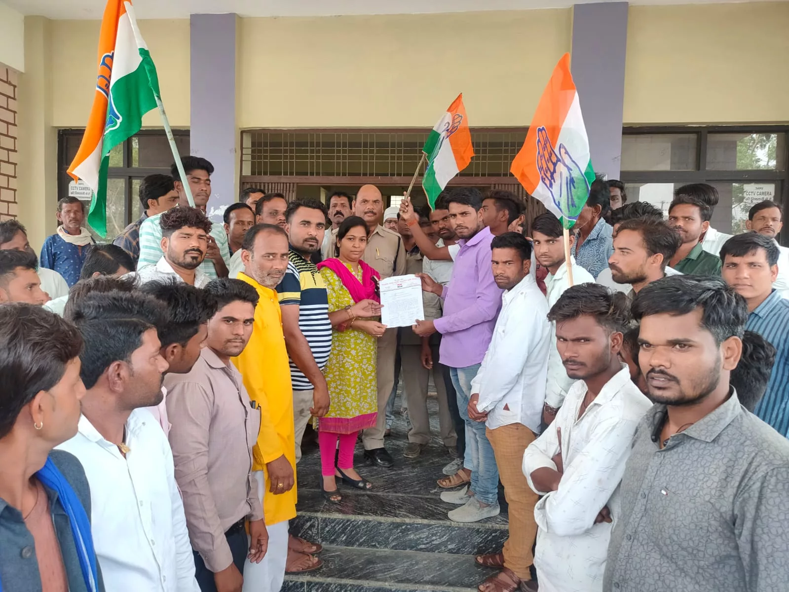 अनुसूचित जाति कांग्रेस देवरी के सैकड़ो कार्यकर्ताओं ने ब्लाक अध्यक्ष के नेतृव्य में महामहिम राष्ट्रपति के नाम सौंपा ज्ञापन | New India Times