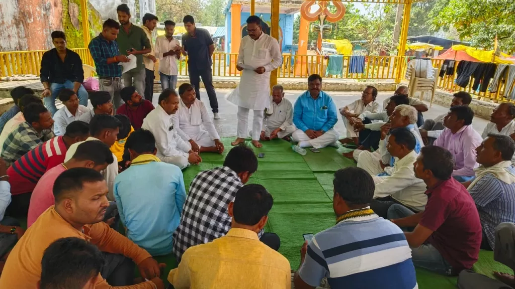 विधायक सुनील उइके ने रंगमंच निर्माण स्थल पर भूमिपूजन कर कार्यकर्ताओं के साथ किया जनसम्पर्क, मतदान केंद्र बूथ स्तर पर कांग्रेस के संगठन प्रकोष्ठे एवं कार्यकर्ताओं के साथ की बैठक | New India Times