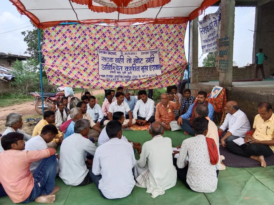 कैबिनेट मंत्री गोपाल भार्गव के फोन कॉल पर, ग्राम पंचायत खमरिया के टपरिया टोला के ग्रामीण की भूख हड़ताल समाप्त | New India Times