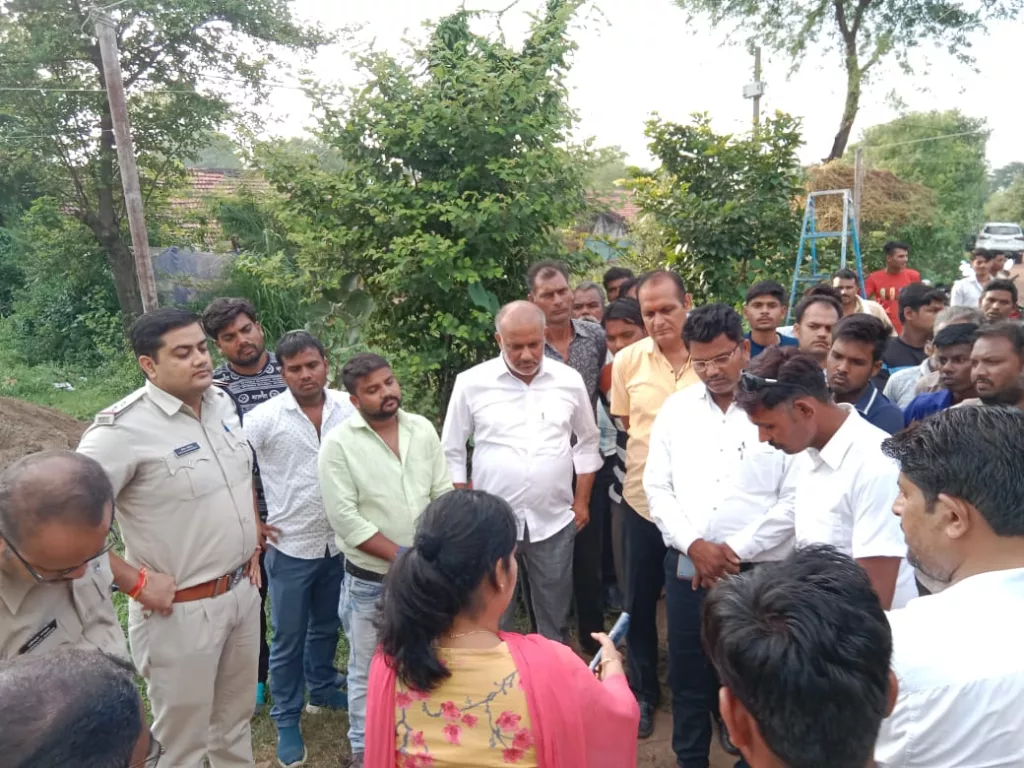 कैबिनेट मंत्री गोपाल भार्गव के फोन कॉल पर, ग्राम पंचायत खमरिया के टपरिया टोला के ग्रामीण की भूख हड़ताल समाप्त | New India Times