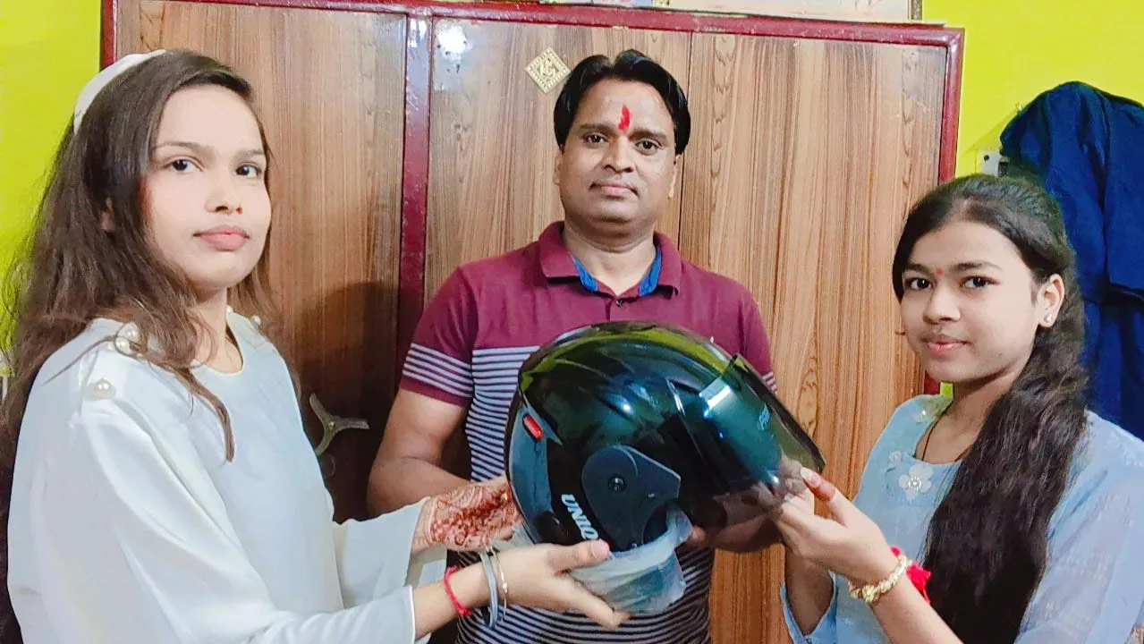 रक्षाबंधन पर बहनों ने भाईयों की सुरक्षा के लिए दिए हेल्मेट। त्योहारों पर हम विशेष जागरूकता अभियान चलाते हैं: विनोद दीक्षित | New India Times