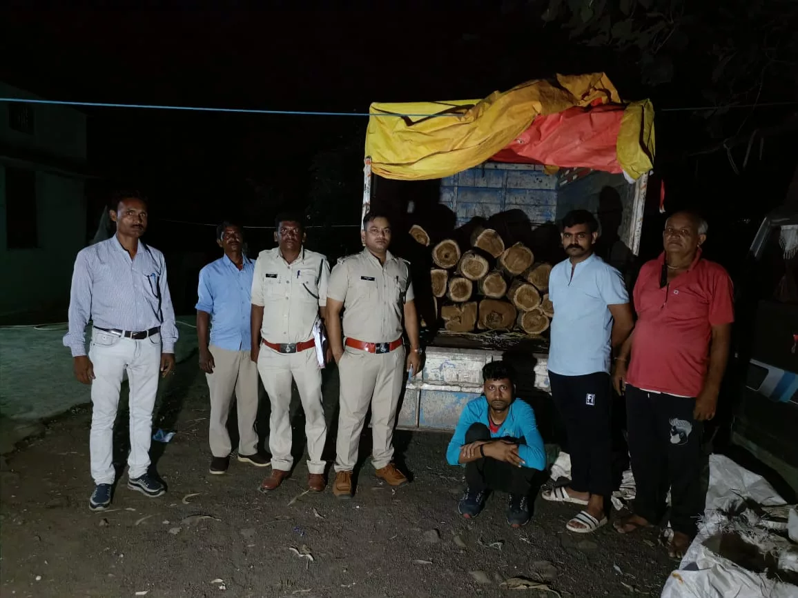 वन विभाग की दो टीमों ने सागौन की लकड़ी से भरी पिकअप को घेराबंदी कर पकड़ा | New India Times