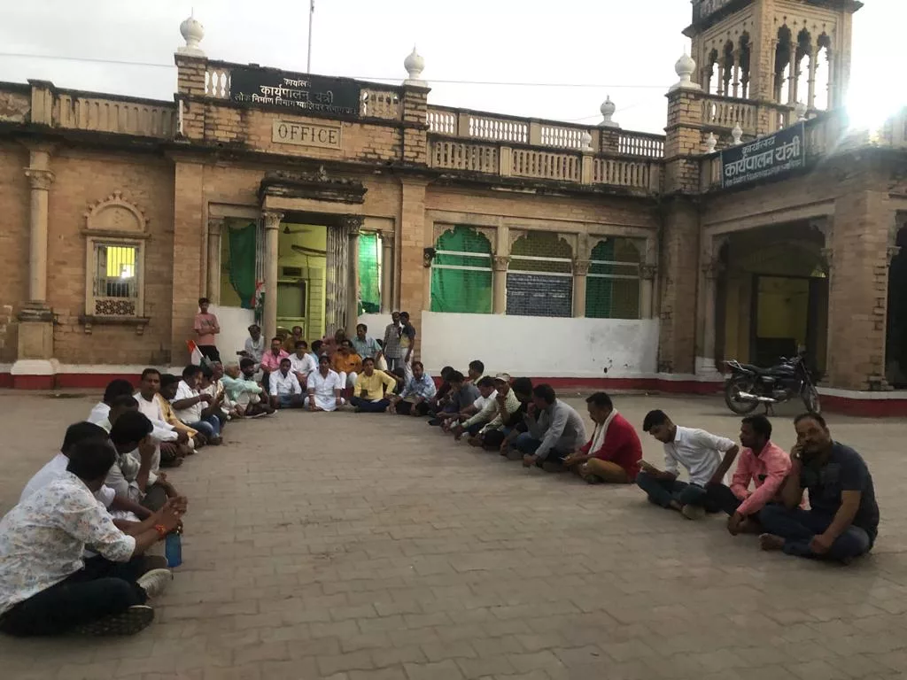 चार शहर नाके से लेकर मलगदा चौराहे तक शीघ्र सड़क निर्माण कार्य की मांग को लेकर कांग्रेसियों ने पीडब्ल्यूडी कार्यालय पर धरना देकर सौंपा ज्ञापन 3 चार शहर नाके से लेकर मलगदा चौराहे तक शीघ्र सड़क निर्माण कार्य की मांग को लेकर कांग्रेसियों ने पीडब्ल्यूडी कार्यालय पर धरना देकर सौंपा ज्ञापन | New India Times