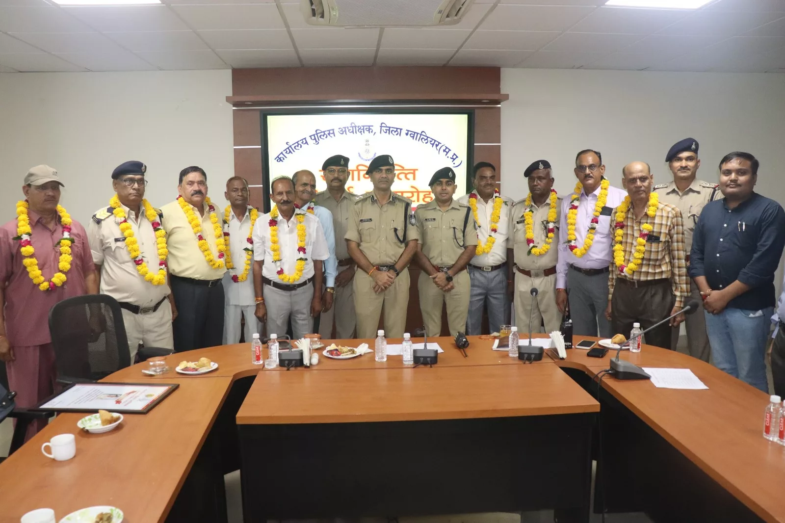 पुलिस विभाग से सेवानिवृत्त हुए पुलिस अधिकारी व कर्मियों को एसपी ग्वालियर ने दी विदाई | New India Times
