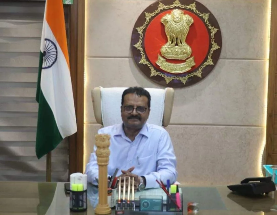 नवागत कलेक्टर श्री मनोज पुष्प ने किया पदभार ग्रहण | New India Times