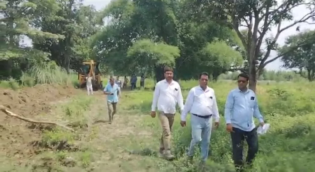 हिस्ट्रीशीटर से पुलिस व राजस्व टीम ने बुलडोजर चलवा कर हटवाया अवैध कब्जा | New India Times