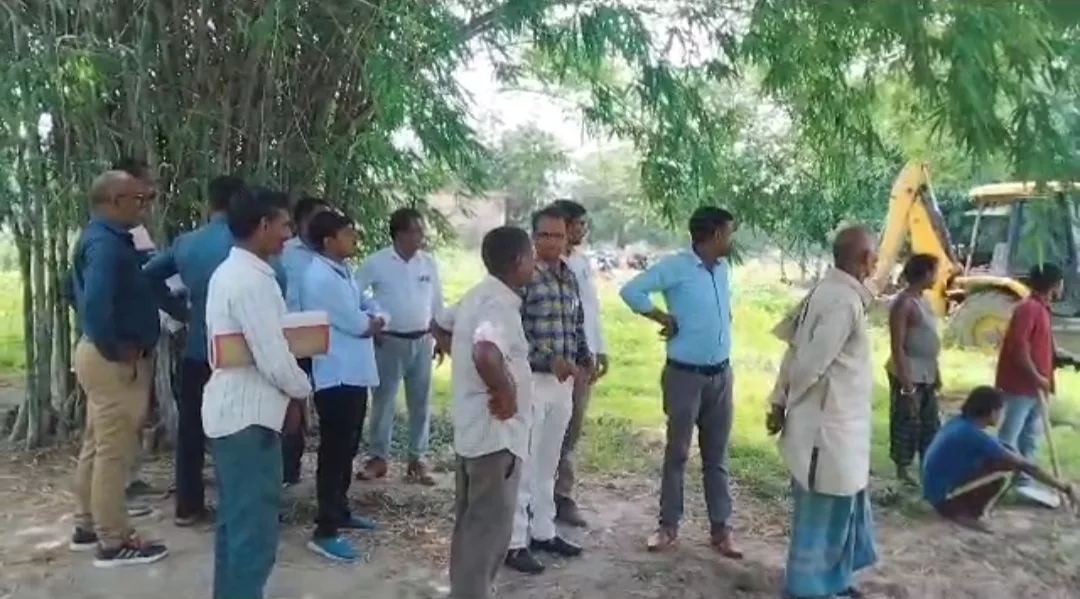 हिस्ट्रीशीटर से पुलिस व राजस्व टीम ने बुलडोजर चलवा कर हटवाया अवैध कब्जा | New India Times