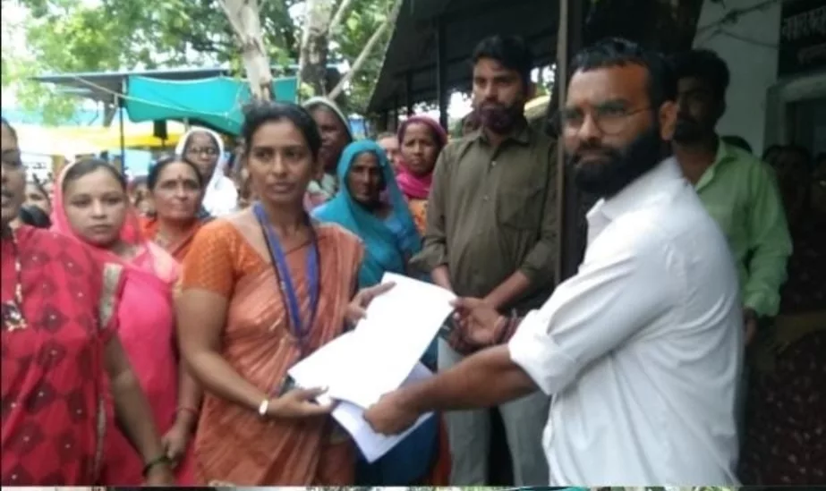 महिला स्व. सहायता समूह महासंघ द्वारा 12 सूत्रीय मांगों को लेकर मुख्यमंत्री के नाम तहसीलदार बुरहानपुर को सौंपा गया ज्ञापन | New India Times