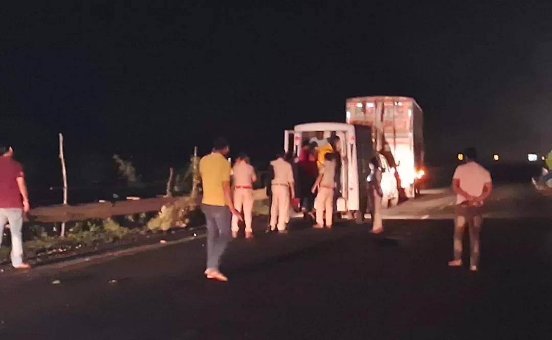 नेशनल हाइवे नं. 44 पर तेज़ रफ़्तार कंटेनर की चपेट में आने से दो स्कूटी सवारों की मौक़े पर ही हुई दर्दनाक मौत, स्कूटी के भी उड़े परखच्चे | New India Times