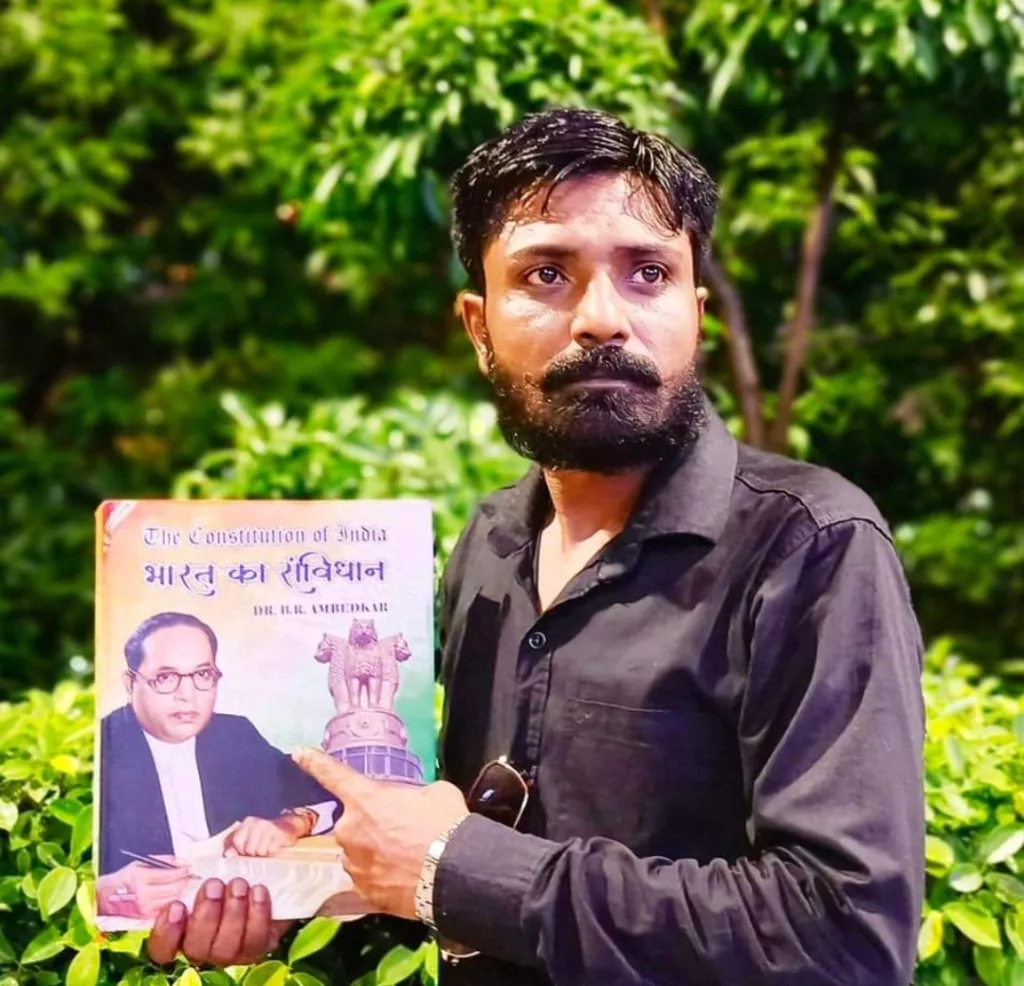 नया संविधान वाले लेख पर विवेक देबरॉय की बढ़ीं मुश्किलें, प्रधानमंत्री के आर्थिक सलाहकार बिबेक देबरॉय के खिलाफ गुड़गांव में भीम सेना चीफ नवाब सतपाल तंवर ने गंभीर धाराओं में दर्ज कराई शिकायत | New India Times