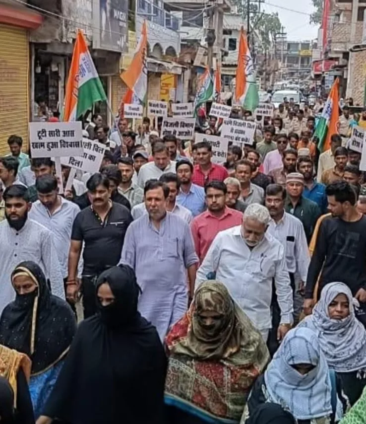 भोपाल में बिजली की समस्याओं को लेकर डॉ महेंद्र सिंह चौहान के नेतृत्व में कांग्रेसियों ने सौंपा ज्ञापन 3 भोपाल में बिजली की समस्याओं को लेकर डॉ महेंद्र सिंह चौहान के नेतृत्व में कांग्रेसियों ने सौंपा ज्ञापन | New India Times