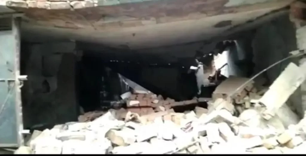 मकान में डंप कर रखे गये पटाखों में हुआ विस्फोट, मलबे में तब्दील हुआ मकान, विस्फोट की आवाज़ से आसपास के इलाकों में फैला दहशत | New India Times