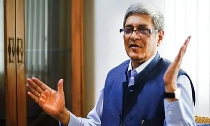 नया संविधान वाले लेख पर विवेक देबरॉय की बढ़ीं मुश्किलें, प्रधानमंत्री के आर्थिक सलाहकार बिबेक देबरॉय के खिलाफ गुड़गांव में भीम सेना चीफ नवाब सतपाल तंवर ने गंभीर धाराओं में दर्ज कराई शिकायत | New India Times