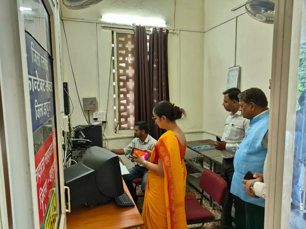 कलेक्टर ने ज़िला स्तरीय कॉन्टेक्ट सेंटर "मतदाता सहायता केंद्र 1950" का किया निरीक्षण 2 कलेक्टर ने ज़िला स्तरीय कॉन्टेक्ट सेंटर "मतदाता सहायता केंद्र 1950" का किया निरीक्षण | New India Times