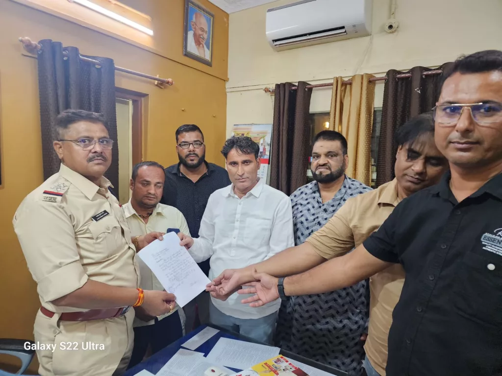 उज्जैन के कांग्रेसी नेता विक्की यादव द्वारा कुरआन के पवित्र श्लोक का राजनीति में उपयोग करने पर तोपखाना व्यापारी एशोसिएशन ने जताई आपत्ति | New India Times