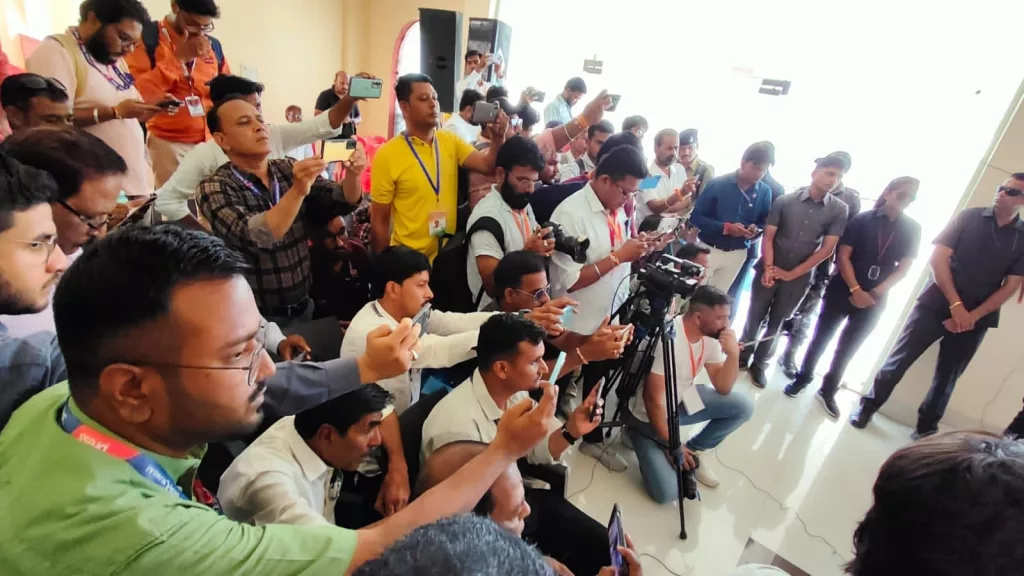 मुझे याद है जब यहां ओलावृष्टि हुई थी तब बीजेपी के सभी नेताओं ने हाथ खड़े कर दिए थे, तब यहां कोई चुनाव नहीं था, किसानों को मुआवजा दिलाने और मेडिकल कॉलेज देने का काम हमने किया: कमलनाथ 3 मुझे याद है जब यहां ओलावृष्टि हुई थी तब बीजेपी के सभी नेताओं ने हाथ खड़े कर दिए थे, तब यहां कोई चुनाव नहीं था, किसानों को मुआवजा दिलाने और मेडिकल कॉलेज देने का काम हमने किया: कमलनाथ | New India Times