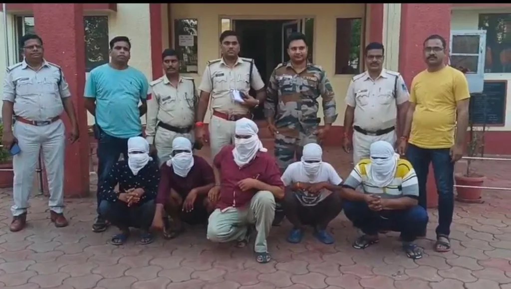 नशीली चाय पिलाकर अश्लील वीडियो बनाने का पर्दाफाश, पति-पत्नी सहित 06 गिरफ्तार 2 नशीली चाय पिलाकर अश्लील वीडियो बनाने का पर्दाफाश, पति-पत्नी सहित 06 गिरफ्तार | New India Times