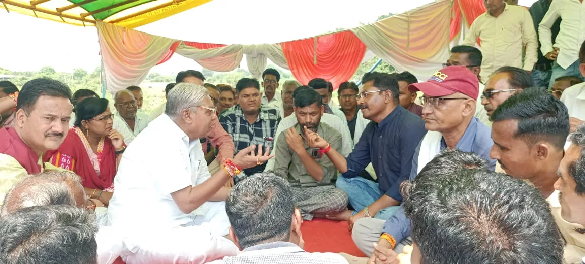 हड़ताल पर बैठे सहकारिता कर्मचारियों का दर्द जानने पहुंचे भाजपा नेता मनोज तारवाला। कहा: सहकारिता मंत्री और सीएम के समक्ष रखूंगा आपकी मांगे | New India Times