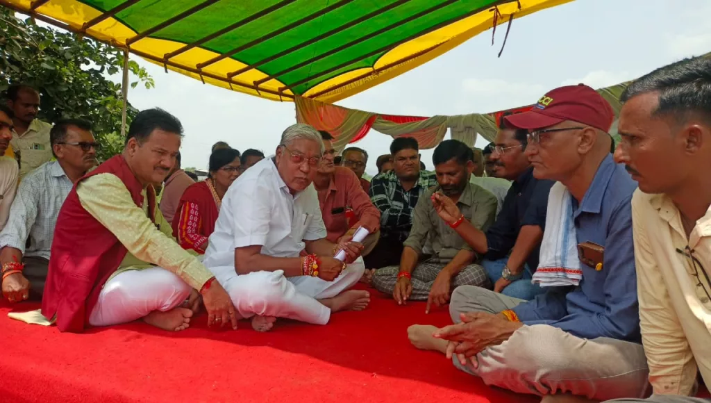 हड़ताल पर बैठे सहकारिता कर्मचारियों का दर्द जानने पहुंचे भाजपा नेता मनोज तारवाला। कहा: सहकारिता मंत्री और सीएम के समक्ष रखूंगा आपकी मांगे | New India Times