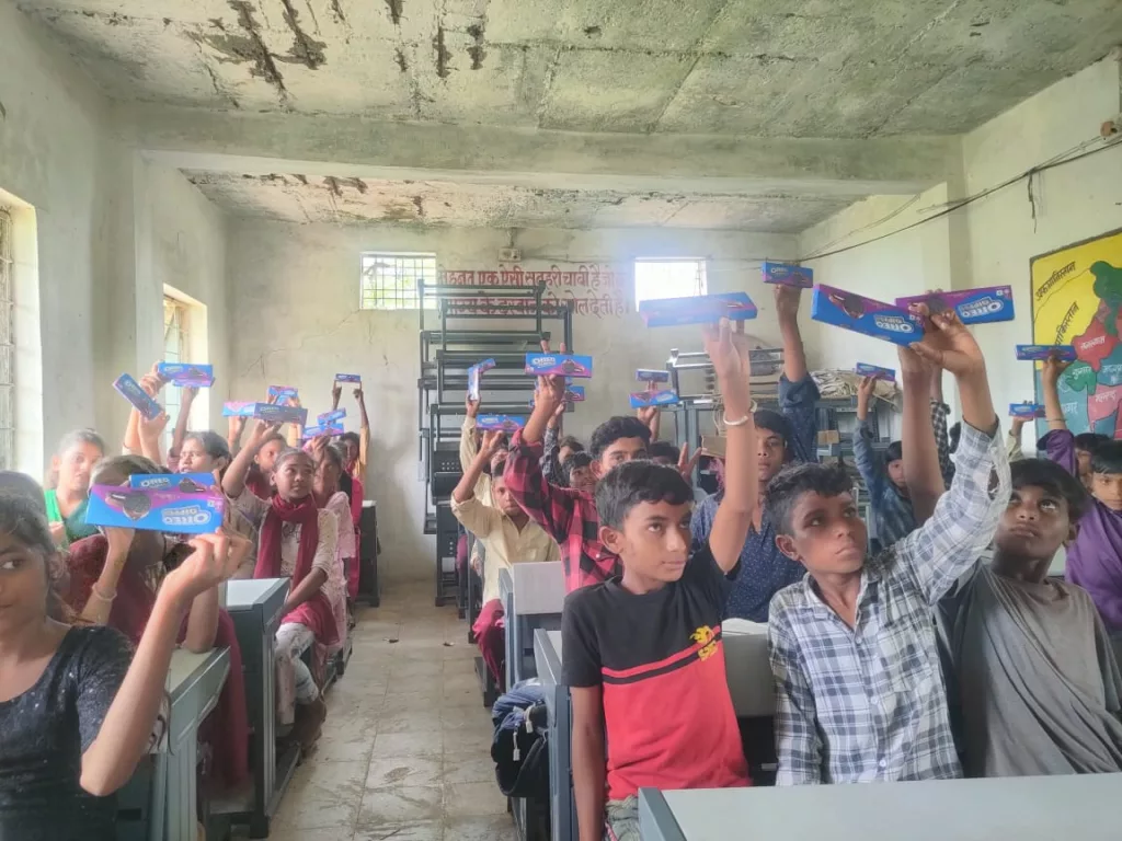 मेघनगर रोटरी क्लब अपना कर रहा था स्कुली बच्चों को प्रतिदिन चॉकलेट बिस्किट एवं शिक्षा सामग्री वितरण, हुआ समापन | New India Times