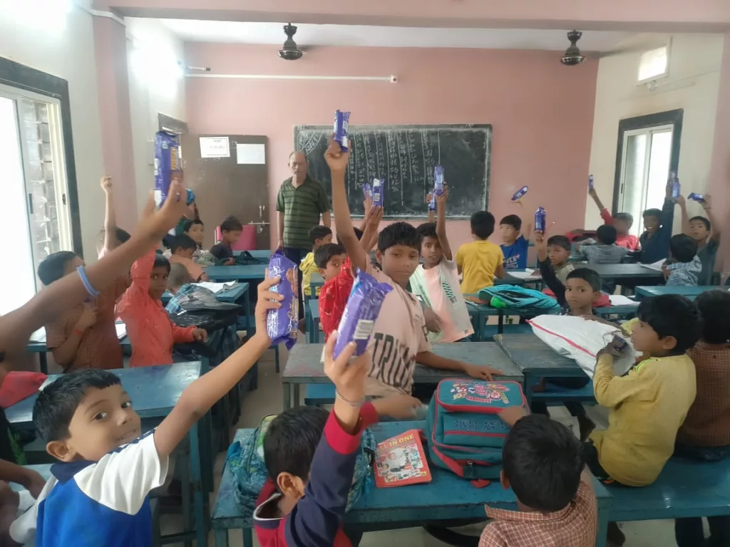 मेघनगर रोटरी क्लब अपना कर रहा था स्कुली बच्चों को प्रतिदिन चॉकलेट बिस्किट एवं शिक्षा सामग्री वितरण, हुआ समापन | New India Times