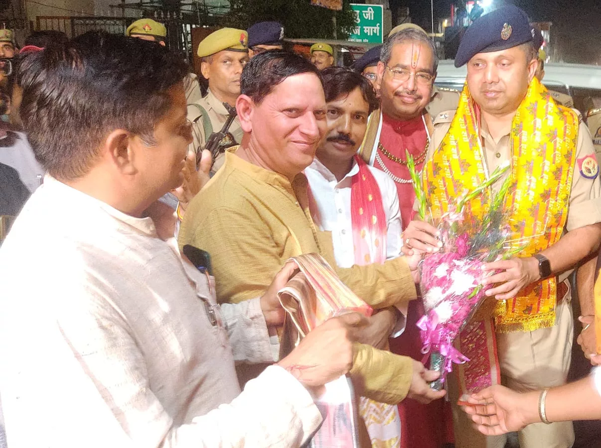 सराहनीय कार्य के लिए यातायात पुलिस को किया सम्मानित, यातायात पुलिस के सहयोगी हैं हम: विनोद दीक्षित | New India Times