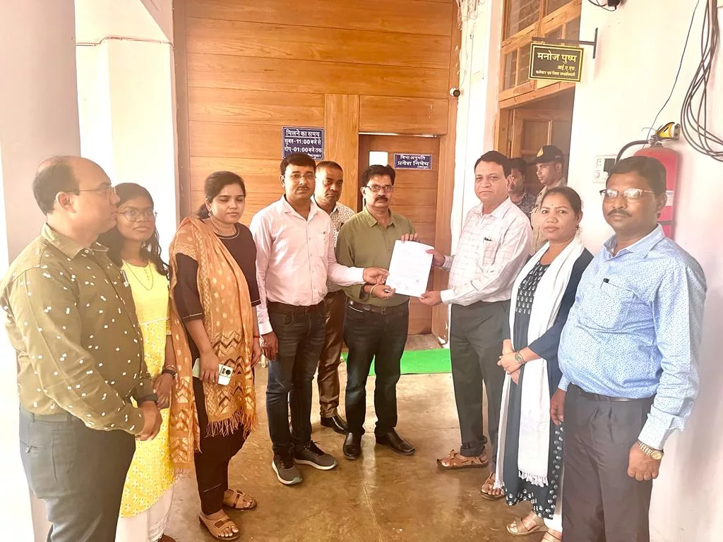 मध्य प्रदेश राजस्व अधिकारी सेवा संघ ने सामूहिक अवकाश पर रहने की कलेक्टर कार्यालय को दी सूचना | New India Times