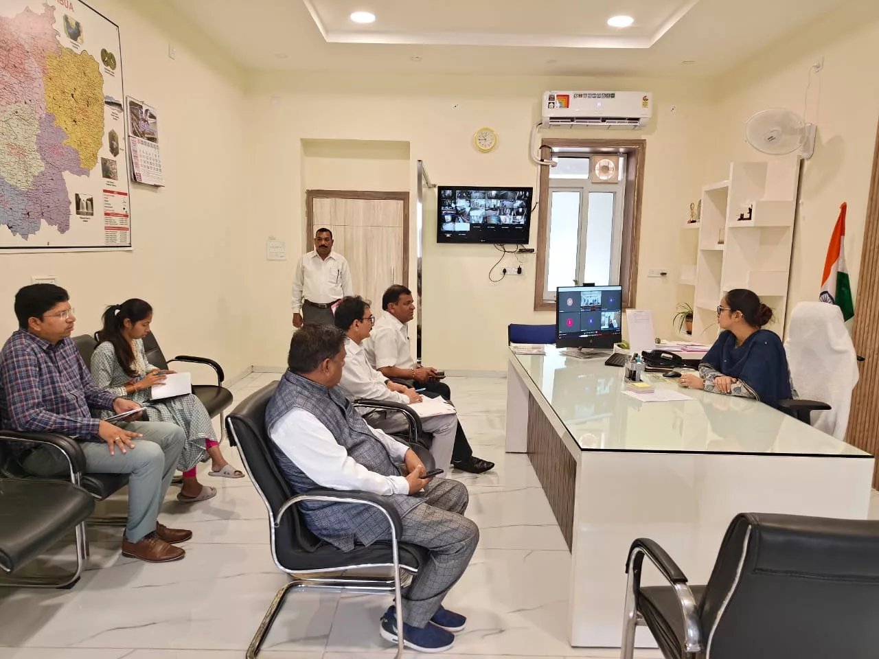 कलेक्टर द्वारा विद्युत प्रदाय के सम्बन्ध में ली गई बैठक | New India Times