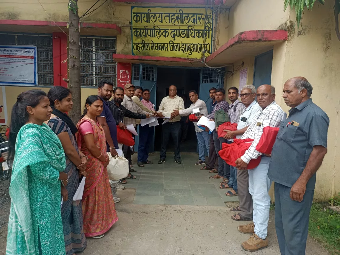 मध्य प्रदेश सरकार की वादा खिलाफी के खिलाफ मेघनगर पटवारी संघ का कलम बंद आंदोलन, मांगों को लेकर प्रभारी तहसीलदार को पटवारियों ने मुख्यमंत्री के नाम सौंपा ज्ञापन | New India Times