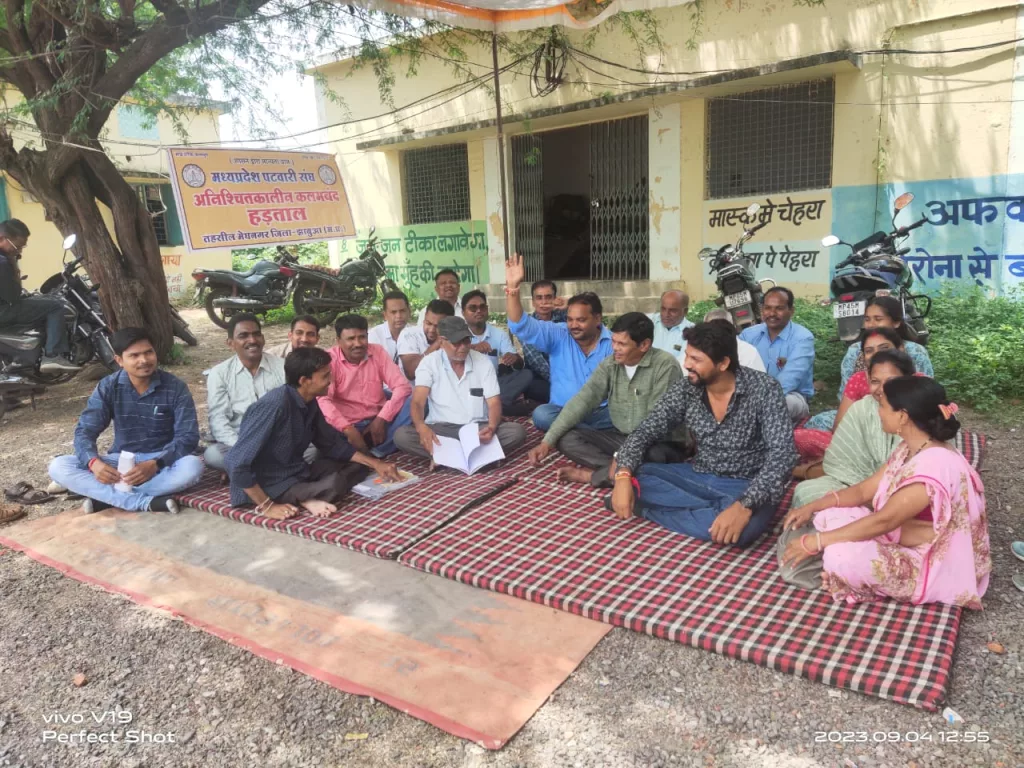 मध्य प्रदेश सरकार की वादा खिलाफी के खिलाफ मेघनगर पटवारी संघ का कलम बंद आंदोलन, मांगों को लेकर प्रभारी तहसीलदार को पटवारियों ने मुख्यमंत्री के नाम सौंपा ज्ञापन | New India Times