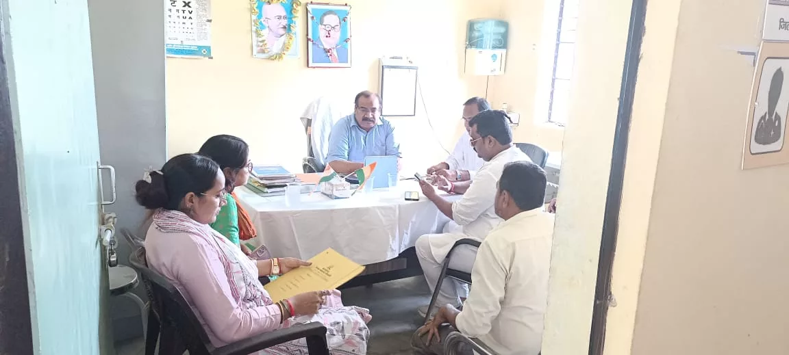 नगर पालिका अध्यक्ष के साथ सीएमओ ने किया संक्रमित वार्डों का पैदल भ्रमण,<br>स्वास्थ्य टीमों द्वारा कराई गई जांच, नहीं मिले डेंगू और मलेरिया के मरीज़ | New India Times