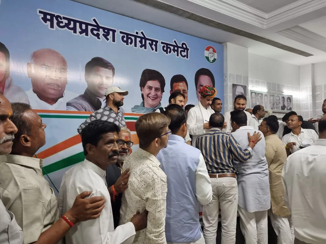 कांग्रेस स्क्रिनिंग कमेटी के अध्यक्ष भंवर जितेन्द्र सिंह और सदस्य अजय सिंह नेे प्रदेश भर के कांग्रेस के दावेदारों से मुलाक़ात कर लिये उनके बायोडाटा | New India Times